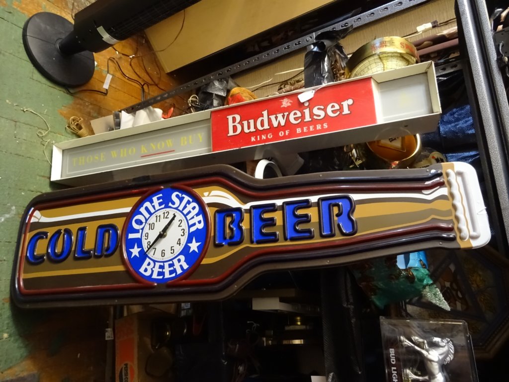 largelonestarlightedclockandvintagebudweisermetallightedsign.jpg