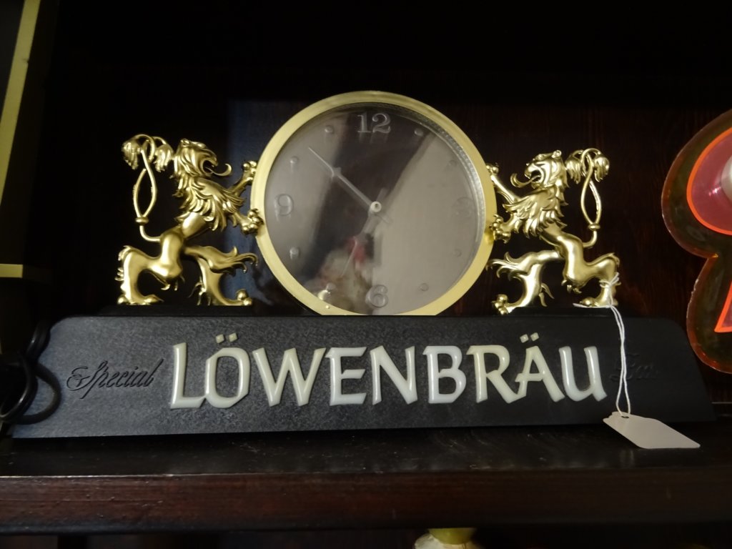 lowenbraulightedclock2.jpg